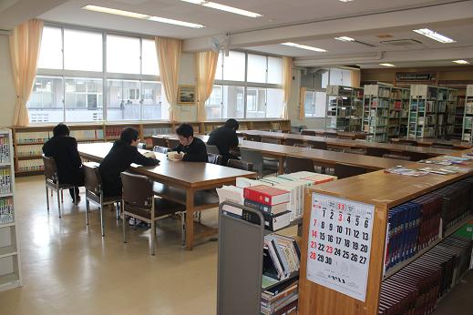 晩秋の校舎内外〈図書室〉